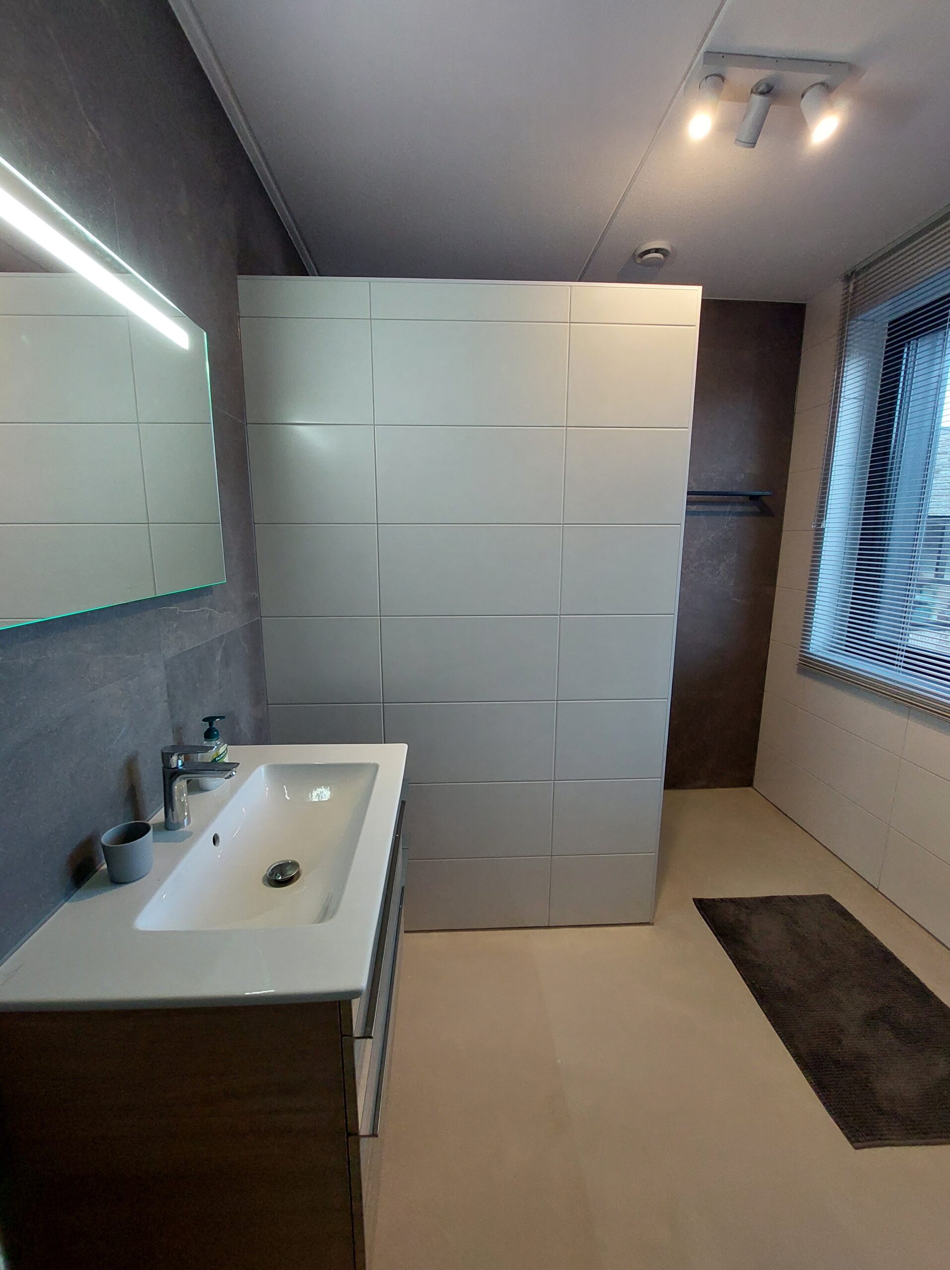 Strakke maatwerkbadkamer
